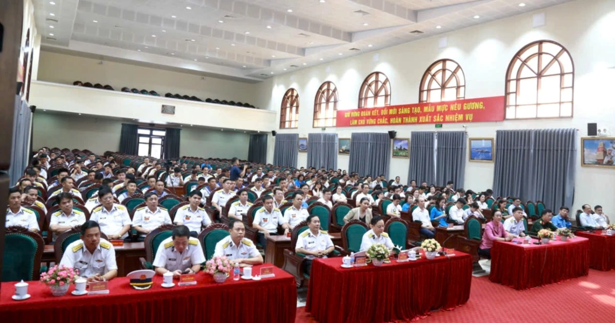 Vietnam Medical Trade Union examines, provides health consultation, and gives gifts to officers, soldiers, and relatives of soldiers in Naval Region 4