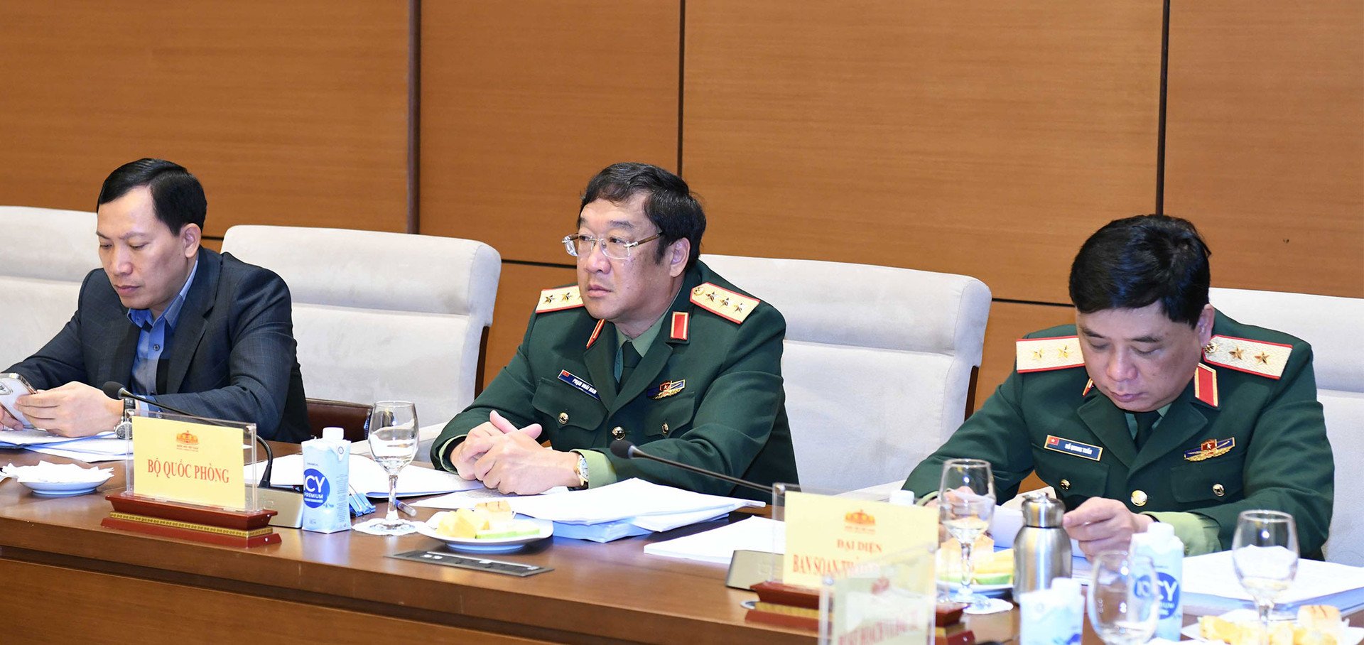 Le président de l'Assemblée nationale, Vuong Dinh Hue, a présidé une séance de travail sur le projet de loi sur l'industrie de la défense nationale, la sécurité et la mobilisation industrielle -0