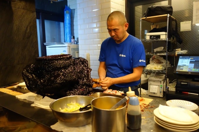 El tarro de salsa (negro) se coloca justo al lado de la parrilla. Foto: Tokio Belly