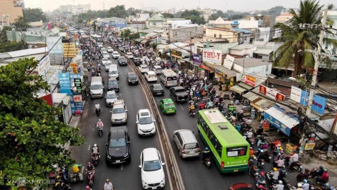 National Highway 13 near Binh Trieu Bridge is often congested. Photo: Gia Minh