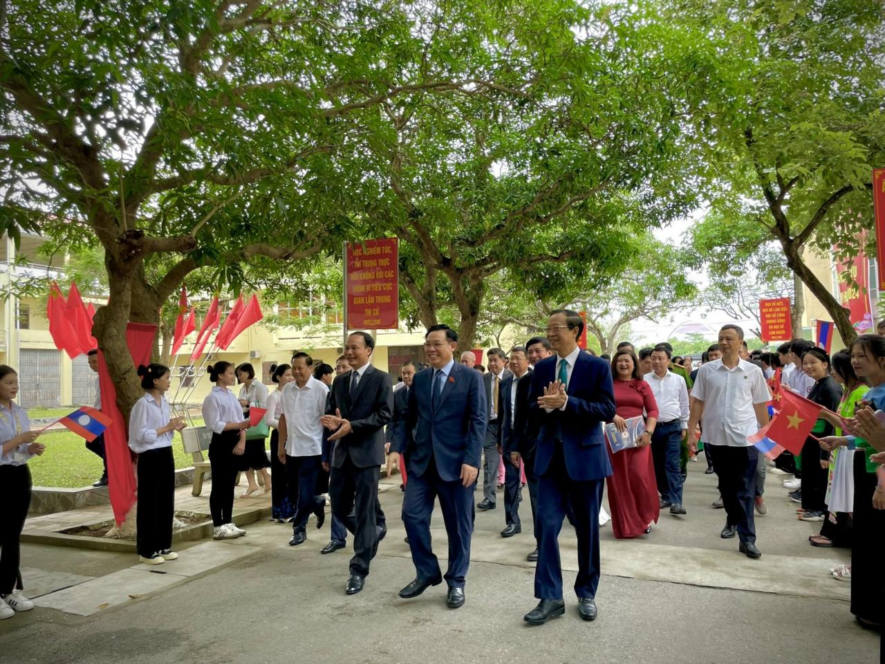 ប្រធានរដ្ឋសភា លោក Vuong Dinh Hue បានចូលរួមពិធីបើកឆ្នាំសិក្សាថ្មី នៅសាលាមិត្តភាព T78។ រូបថត៖ Khanh Linh