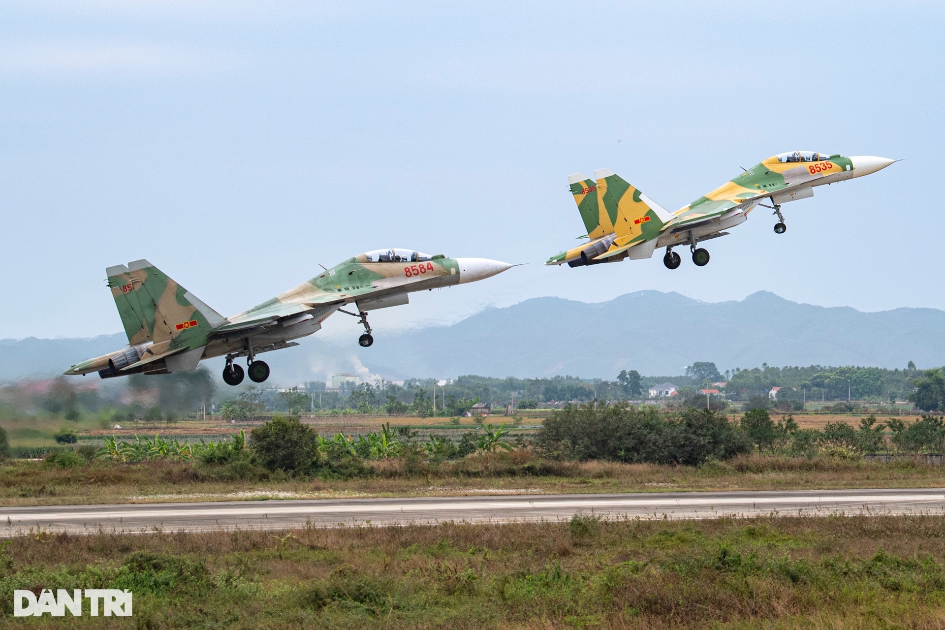 Những phi công huấn luyện hổ mang chúa SU-30MK2 tại Triển lãm Quốc phòng - 8