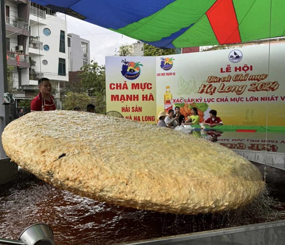 Đ&atilde; l&agrave;m thử th&agrave;nh c&ocirc;ng chiếc chả mực si&ecirc;u to khổng lồ nặng 200kg. Ảnh Đo&agrave;n Hưng