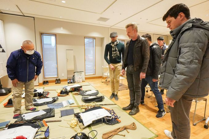 Los turistas se preparan para cambiarse y lucir trajes de señor. Foto: Asociación de Turismo de Odawara