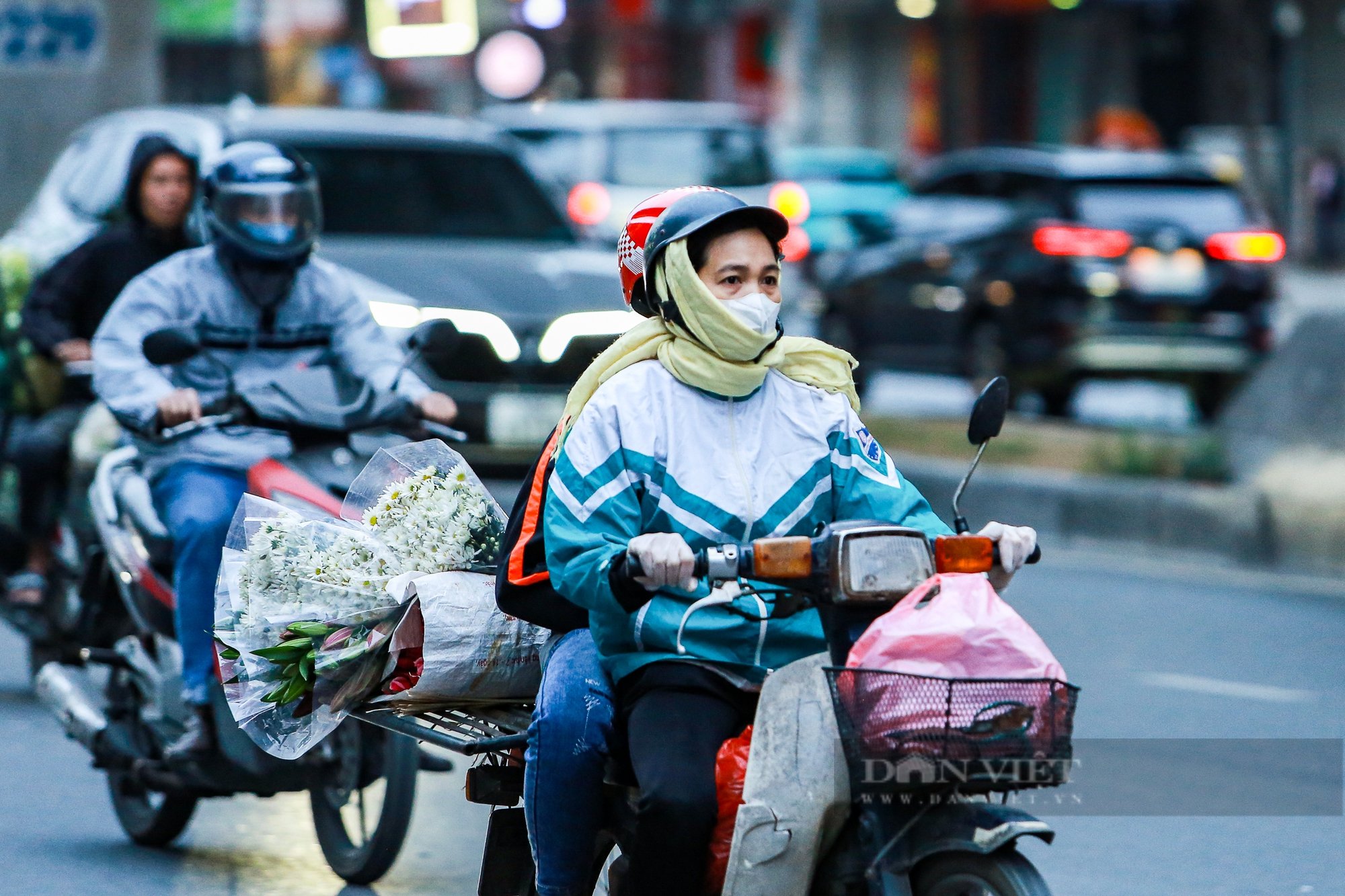 Không khí lạnh tăng cường, người dân Hà Nội trùm kín mặt, co ro đi làm trong gió lạnh - Ảnh 3.