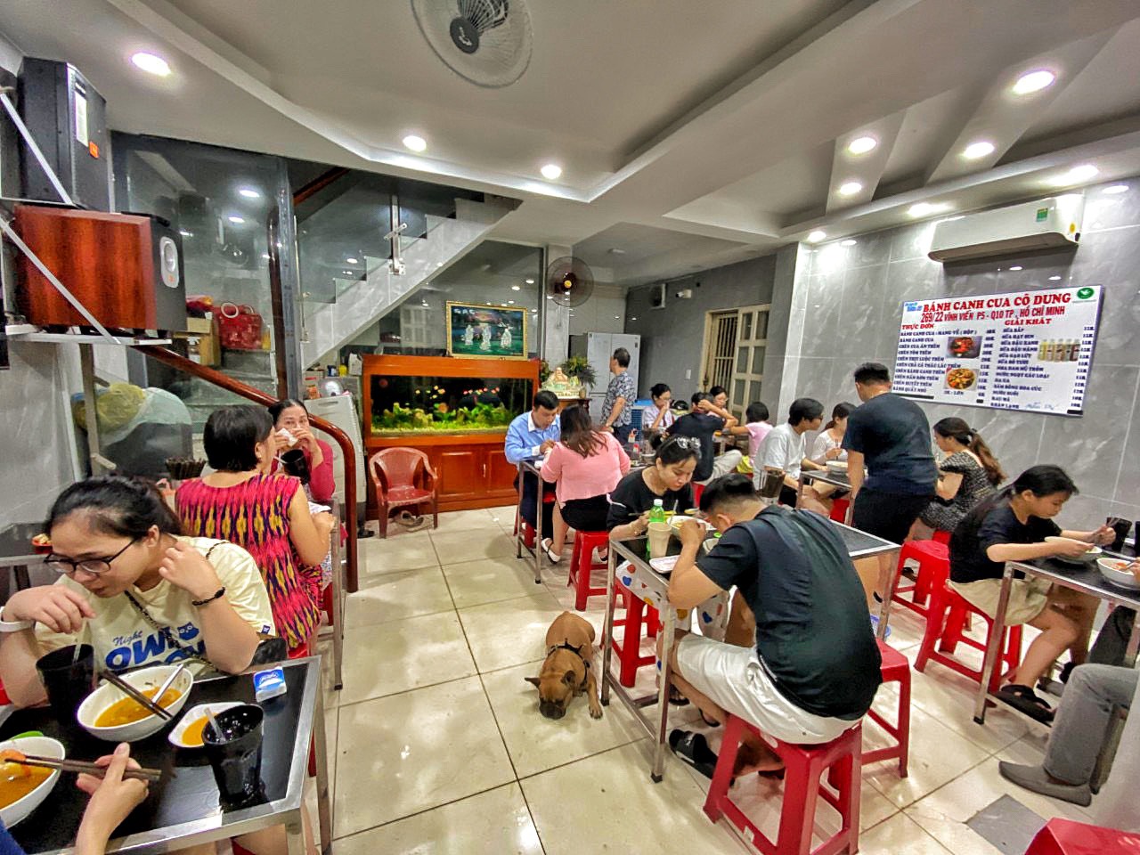 Vì sao quán bánh canh cua ngon có tiếng TP.HCM dời từ mặt tiền vào hẻm nhỏ? - Ảnh 3.