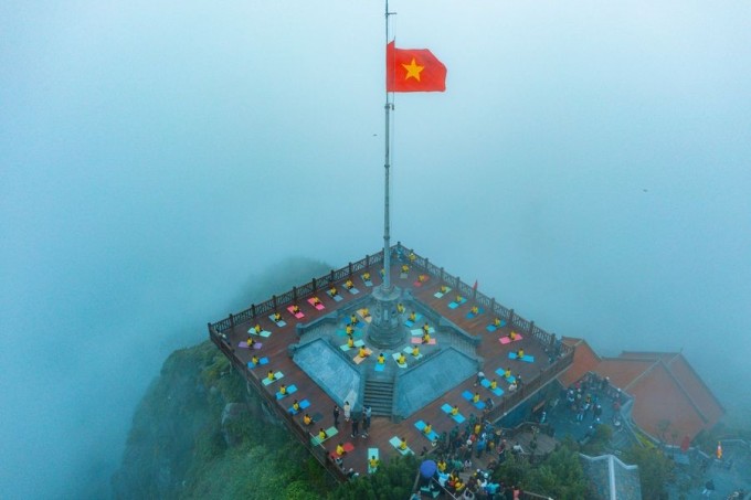 Yoga performance on the sacred peak of Fansipan in 2022. Photo: SunWorld