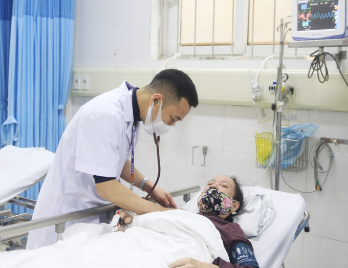 Many elderly people and children were hospitalized due to the sudden cold weather. Photo: Provided by Bai Chay Hospital