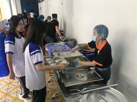 Học sinh Trường THPT Nguyễn Thị Diệu (quận 3, TPHCM) ăn trưa tại trường