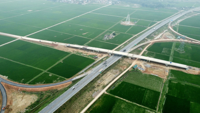 L'échangeur de Thieu Giang est sur le point de terminer les derniers éléments. Photo : Lam Son