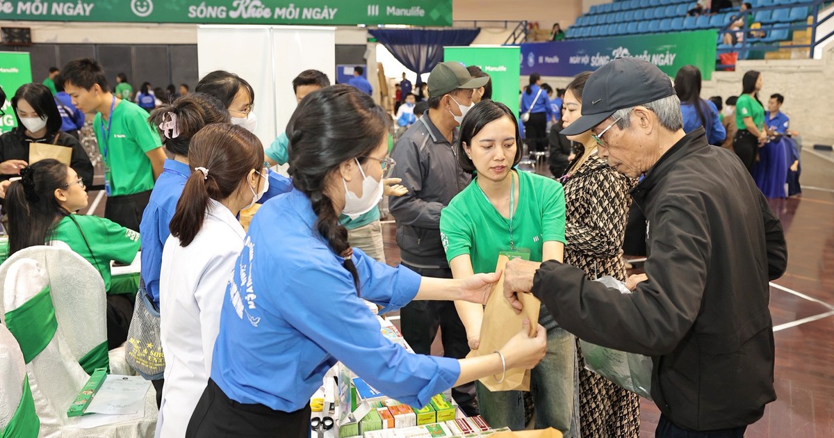 Manulife organiza chequeos médicos gratuitos para más de 2.000 personas en Thanh Hoa y Hai Phong