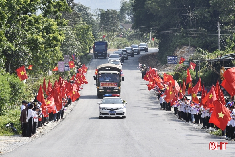 ชาวฮาติญห์เดินทางออกมาต้อนรับร่างของผู้พลีชีพกลับสู่บ้านเกิด