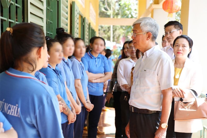 Lãnh đạo TP.HCM động viên các học viên cần vững vàng tinh thần, kiên định, bản lĩnh để cai nghiện thành công, tránh xa môi trường xấu để không bị tái nghiện, trở thành người có ích cho gia đình, cộng đồng.