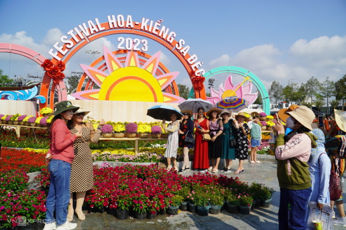 Du khách chụp ảnh kỷ niệm tại Festival hoa kiểng Sa Đéc. Ảnh: Ngọc Tài