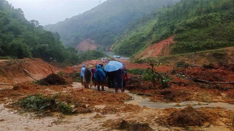 Die Überschwemmungen des Thao-Flusses überschreiten das historische Niveau, steigende Wasserstände des Roten Flusses wirken sich auf einige Gebiete in Hanoi aus, Foto 27