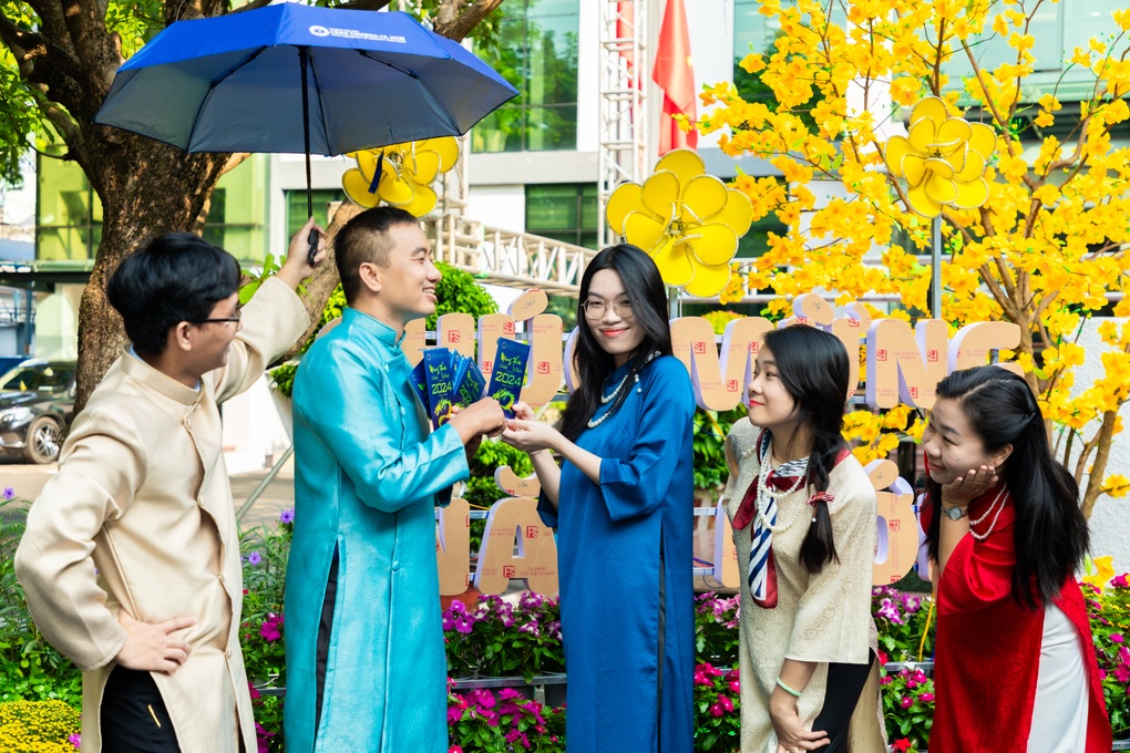 Giảng viên, sinh viên lên đồ long lanh, lưu khoảnh khắc Tết ở trường học - 9