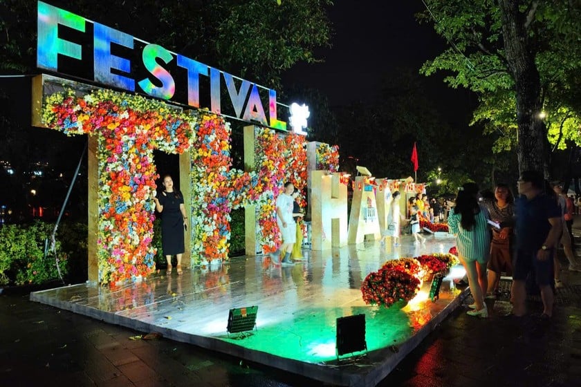 Festival Thu Hà Nội là một sản phẩm du lịch độc đáo, hấp dẫn, thu hút du khách đến tham dự. (Ảnh: PV) 