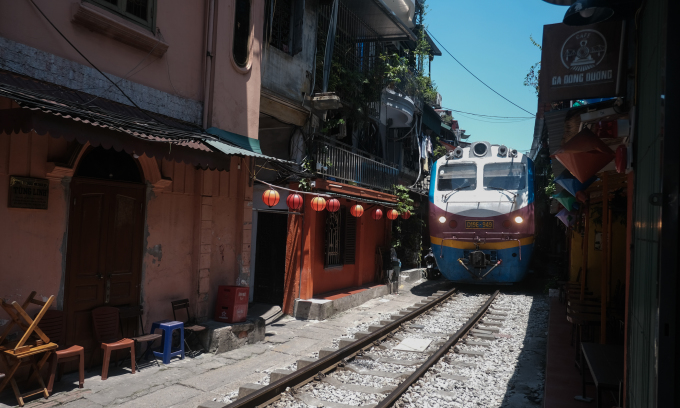 The train passed through the residential area at about 11:50.