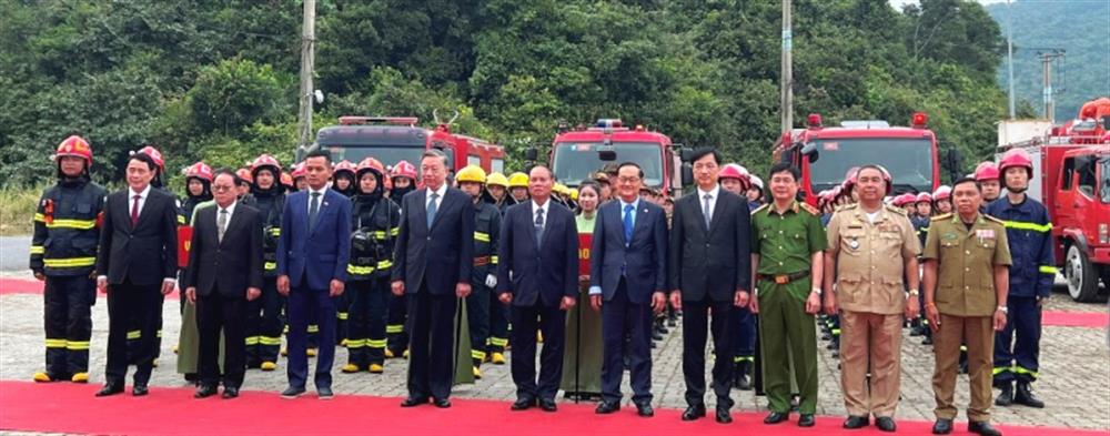 Simulacro de plan de prevención de incendios y rescate entre la policía y las fuerzas del interior de Vietnam - Laos - Camboya