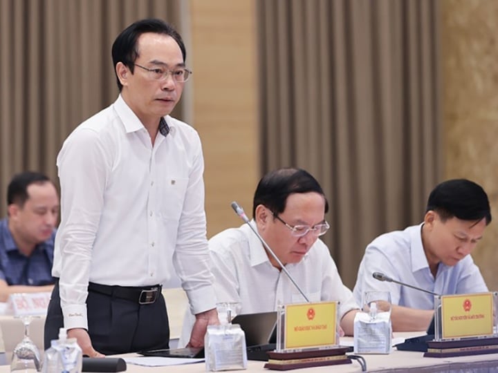 Der stellvertretende Minister für Bildung und Ausbildung, Hoang Minh Son, antwortete auf der regulären Pressekonferenz der Regierung am Nachmittag des 9. September. (Foto: Regierungszeitung)