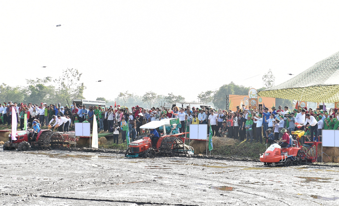 Demonstration of seeding machines and drones to help mechanize agriculture at the event. Photo: Government Newspaper