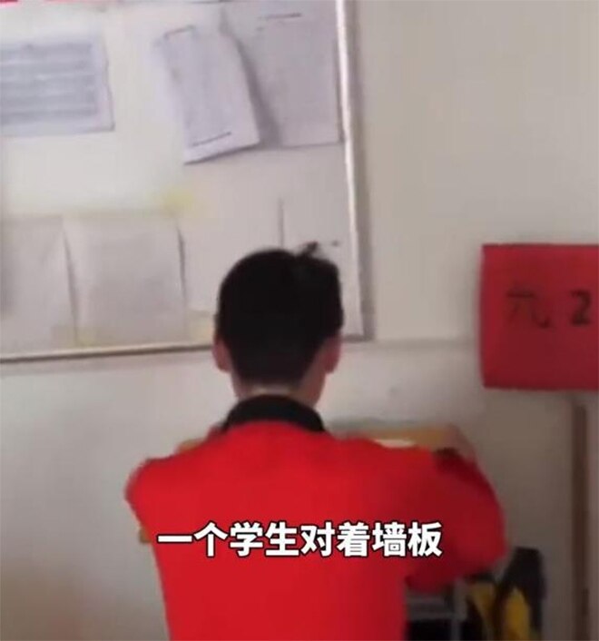 Profesora china obliga a sus alumnos a sentarse en pupitres separados, mirando hacia la pared, durante seis meses - 2