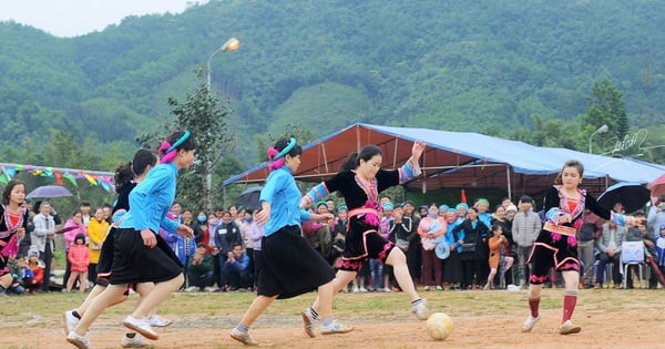 Go to Mong Cai Sim flower festival to watch ethnic girls play soccer