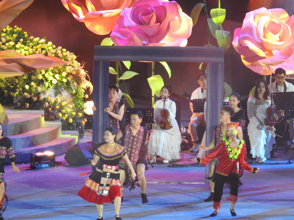 Opening of the 10th Da Lat Flower Festival - sparkling, unique and magnificent - Photo 4