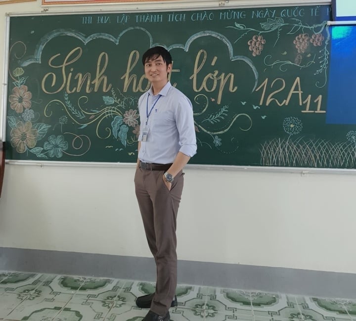 Teacher Ho Sy Long hopes that teachers can live on their salaries in the new school year. (Photo: NVCC)