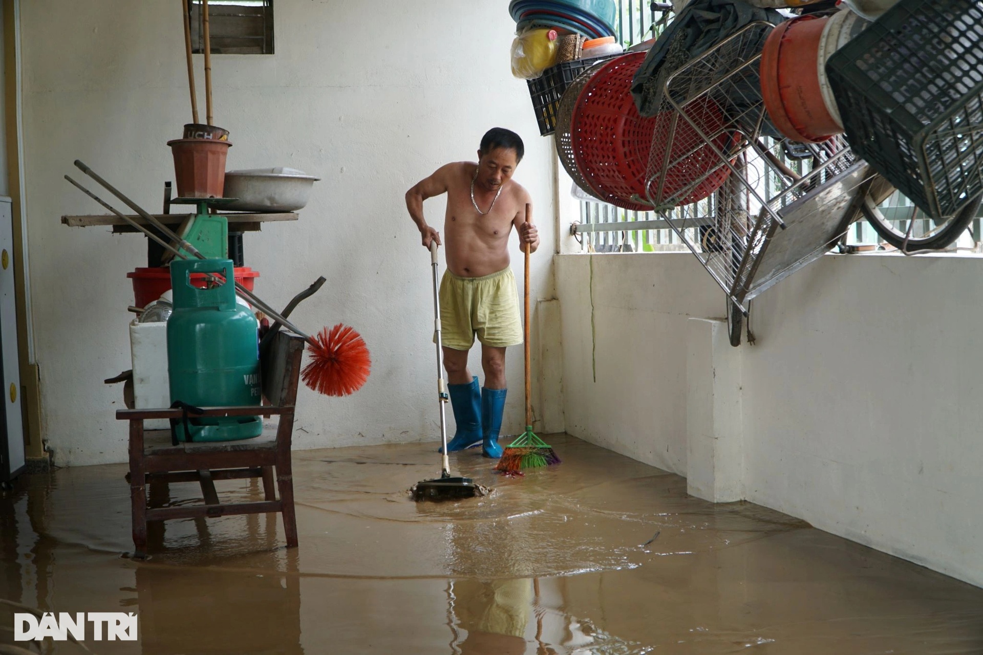 Dân ven sông Lèn trắng đêm trực lũ, nhọc nhằn dọn bùn lầy vì mất điện - 10