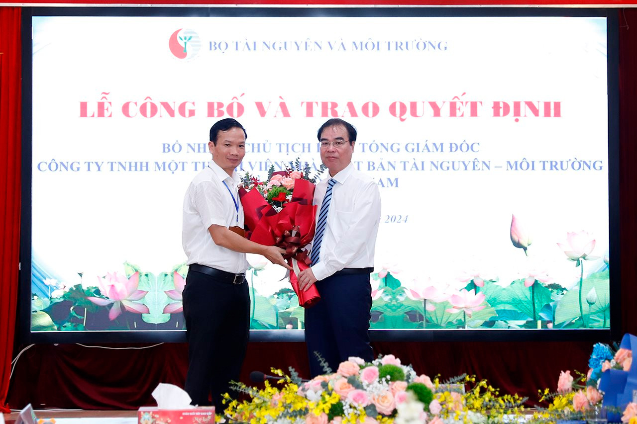 small_20240415-bo-truong-trao-qd-nxb-13.jpg