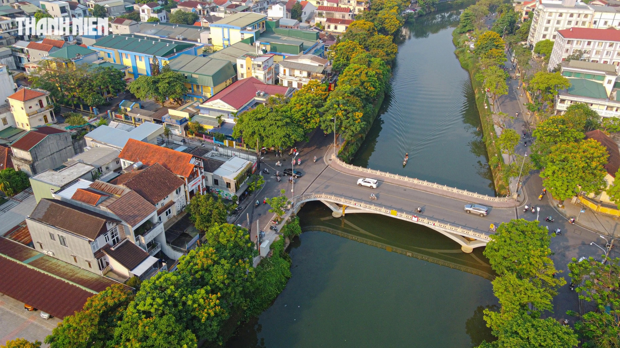 Hoa điệp được trồng nhiều dọc bờ sông An Cựu, trên con đường Phan Chu Trinh