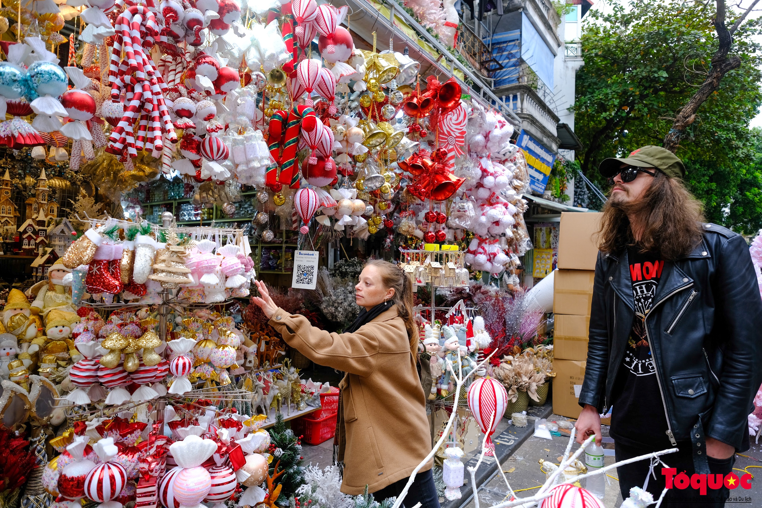 Du khách nước ngoài thích thú trải nghiệm sắc màu Noel trên phố Hàng Mã - Ảnh 14.