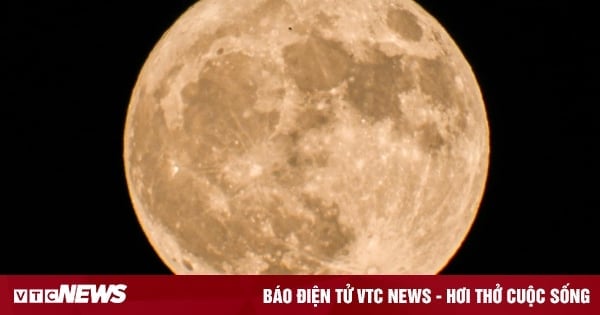 La superluna brilla en el cielo de Hanoi