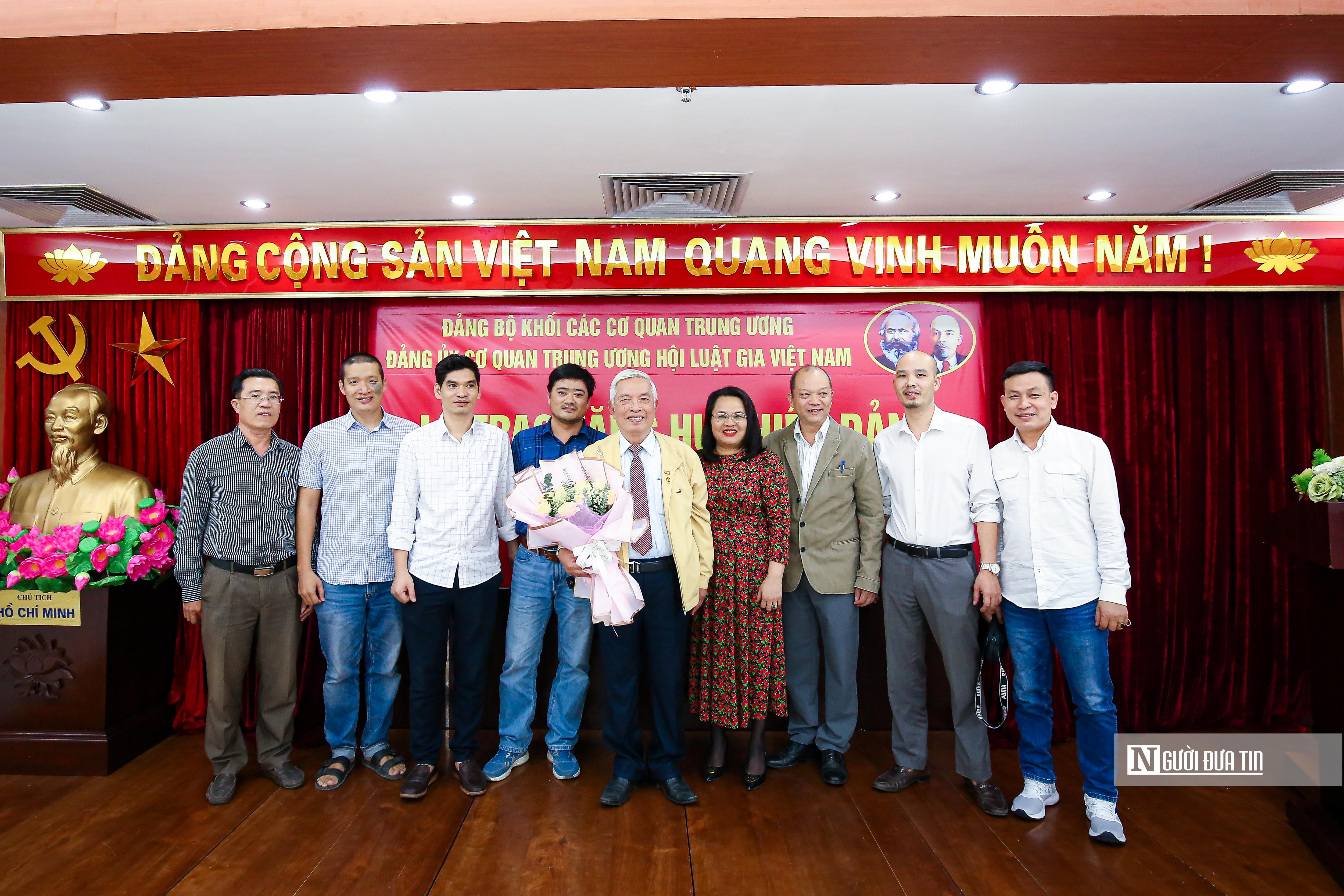 Faits marquants - L'Association des avocats du Vietnam décerne des badges du Parti aux membres exceptionnels du Parti (Photo 9).