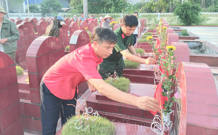 전쟁상병 및 순교자의 날 277주년을 맞아 영웅적 순교자들을 기리기 위해 향을 피우고 촛불을 켜다