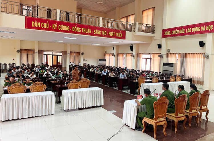 Dialogue entre la police de Ben Tre et les citoyens et les entreprises