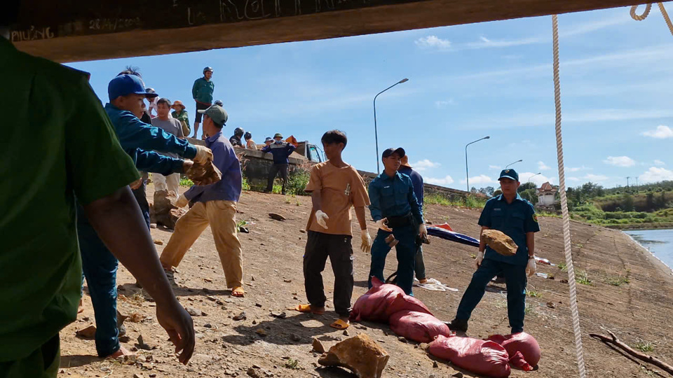 ชาวบ้านได้นำกระสอบทราย ตะกร้าเหล็กสาน และหินมาอุดหลุมอย่างเร่งด่วน