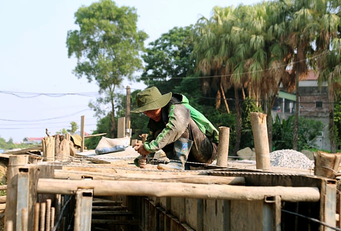 Người dân được khuyến cáo hạn chế ra ngoài trời nắng