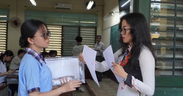 ¿Cuál es la tercera asignatura en el examen de décimo grado en la ciudad de Ho Chi Minh según la nueva normativa?