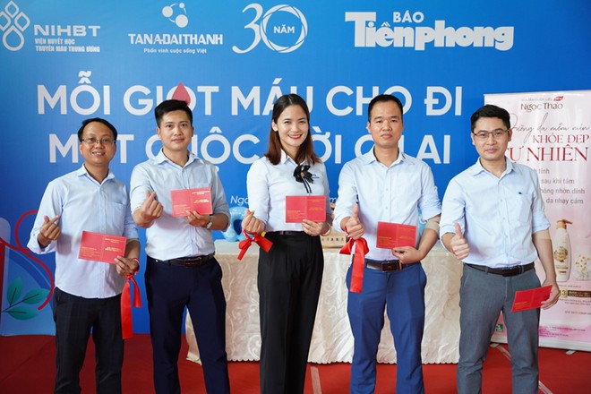 Những cán bộ, nhân viên tham gia hiến máu nhận giấy chứng nhận từ Viện Huyết học - Truyền máu trung ương.