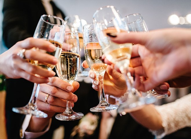 Zu viel Alkohol trocknet die Haut aus. Foto: Laut Eat This, Not That!