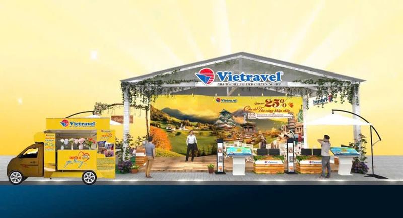 Stand de Vietravel en la Feria del Festival de Otoño de Hanoi 2024.