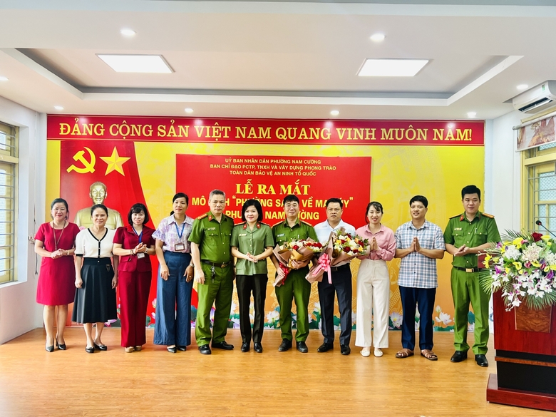 Foto 5. Lanzamiento de la junta directiva del modelo de sala libre de drogas en el distrito de Nam Cuong.jpg