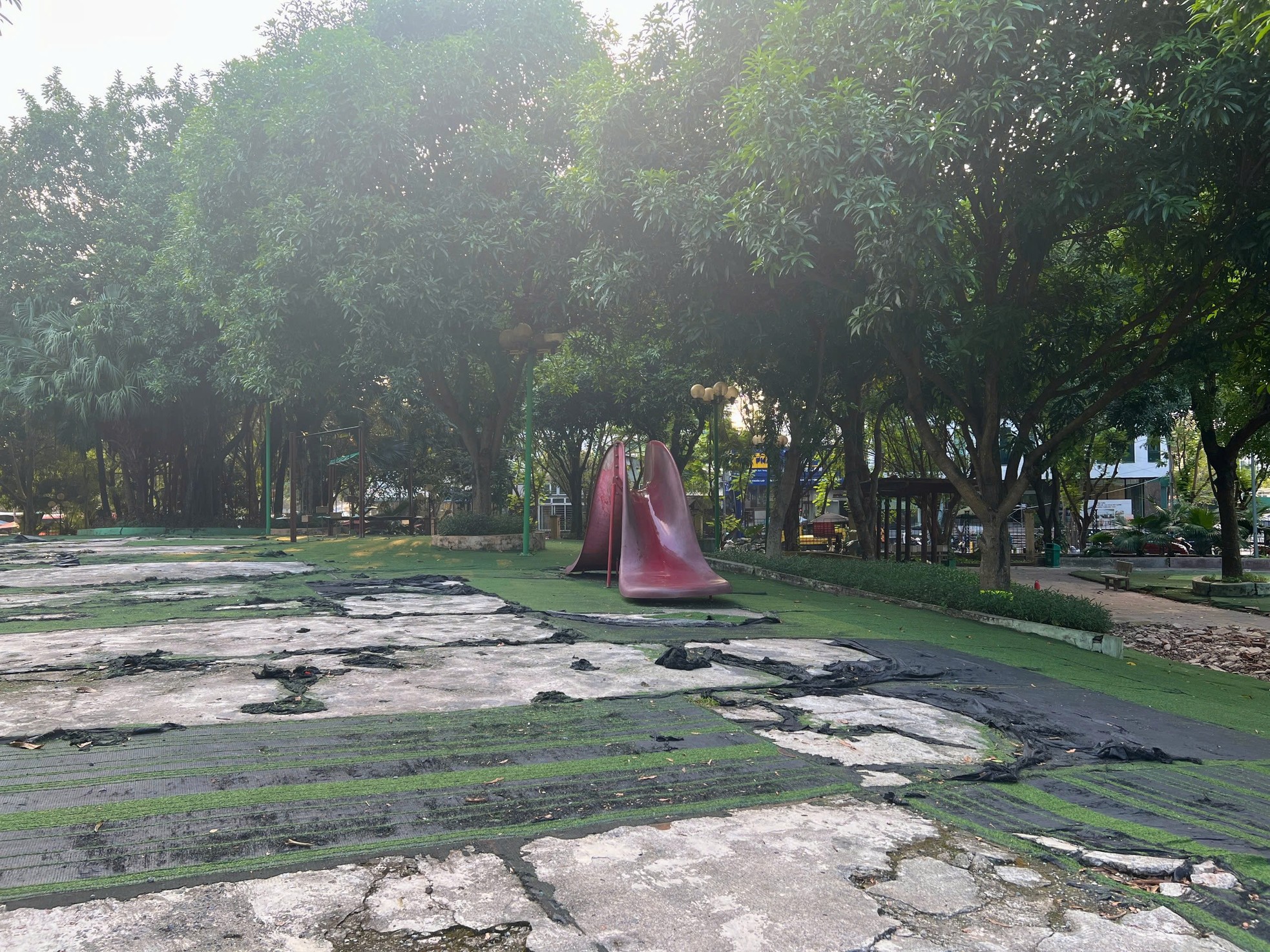 Dilapidated and degraded scenes at two large parks in Hanoi photo 5