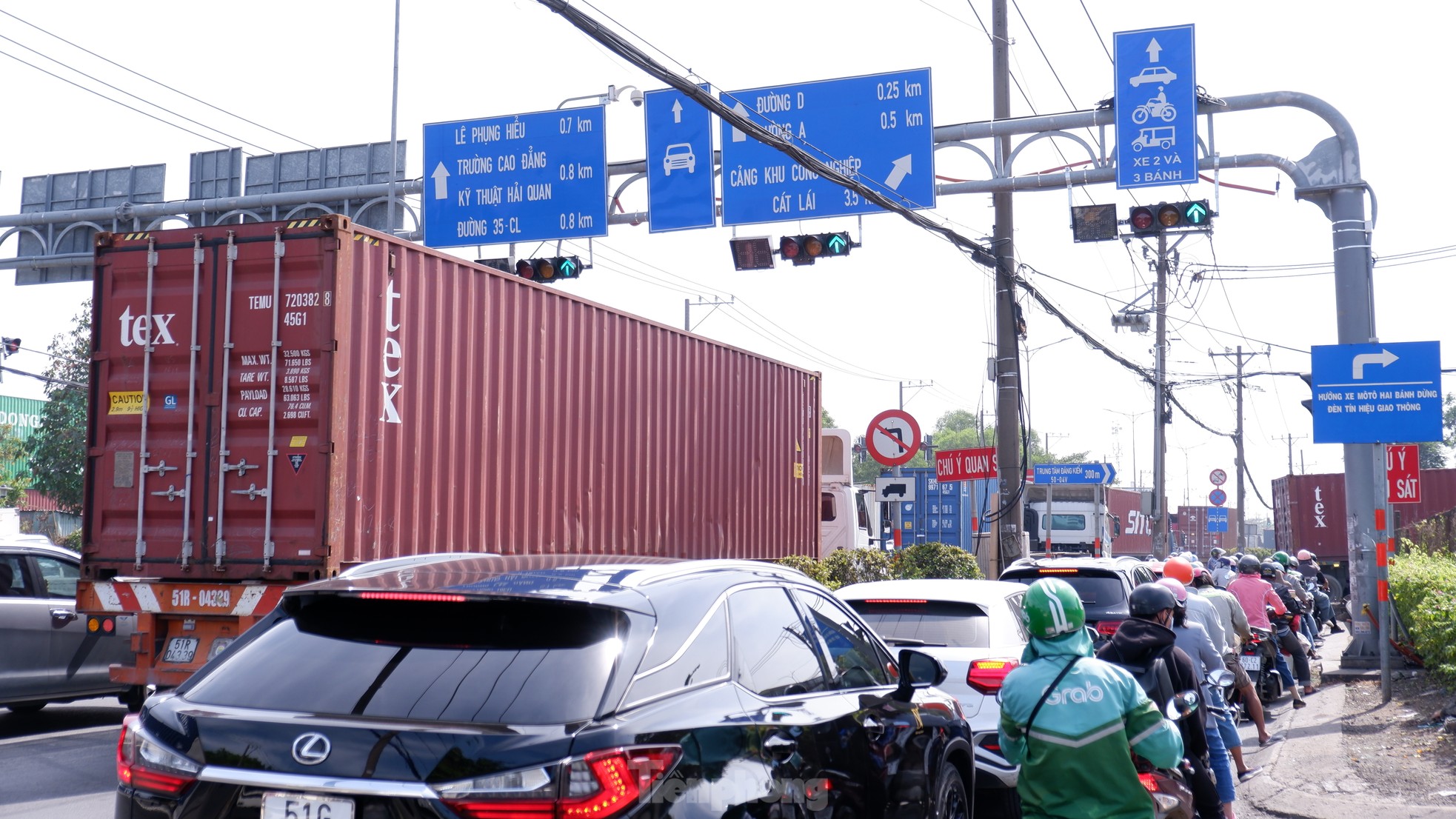 Long queue of trucks 'standing still' on the way to Cat Lai port, HCMC photo 16