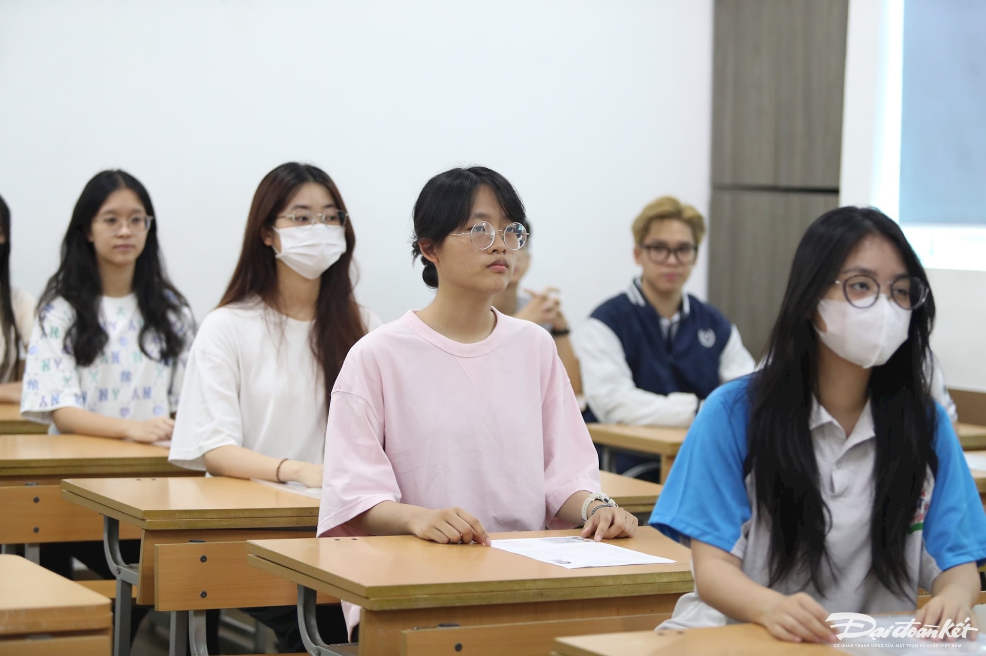 Candidatos tomando el examen de graduación de secundaria de 2024. Foto: Le Khanh.