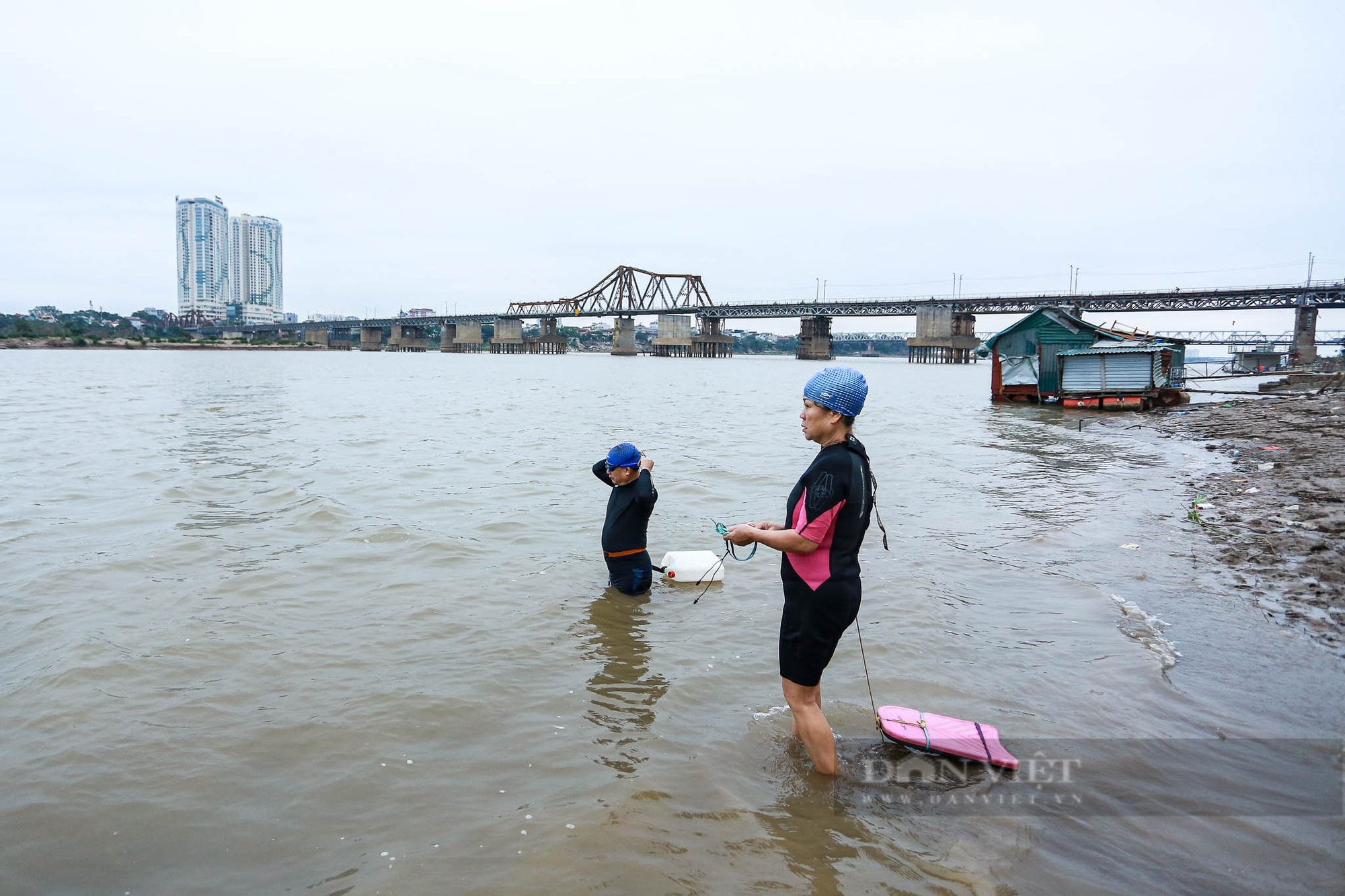 Hà Nội lạnh thấu xương chỉ 13 độ C, người dân vẫn ra sông Hồng bơi lội cả giờ đồng hồ- Ảnh 10.