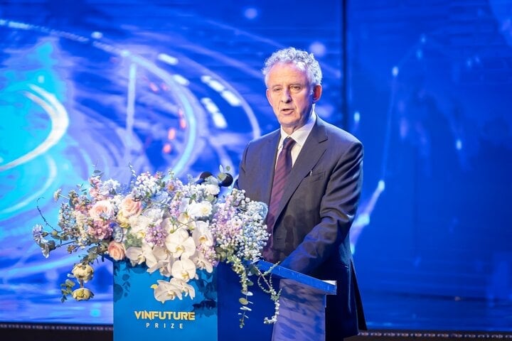 Prof. Richard Henry Friend, Chairman of the VinFuture Prize Council, speaks at the VinFuture Prize 2023 Ceremony.