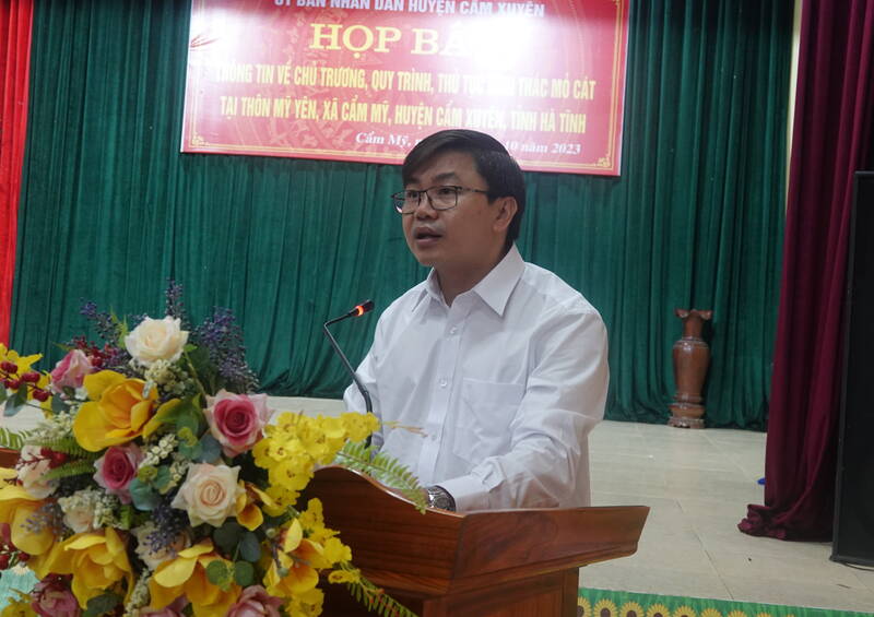 Ông Lê Ngọc Hà - Phó Chủ tịch UBND huyện Cẩm Xuyên thông tin về các nội dung liên quan đến mỏ cát ở xã Cẩm Mỹ. Ảnh: Trần Tuấn.
